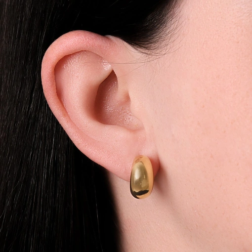 Brinco de argola folheado com tubo liso e design robusto