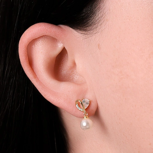 Brinco folheado pérola fixada em base de zircônia formato gota