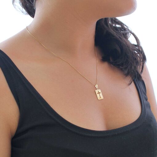 Pingente folheado chapinha com detalhe diamantado e cruz vazada