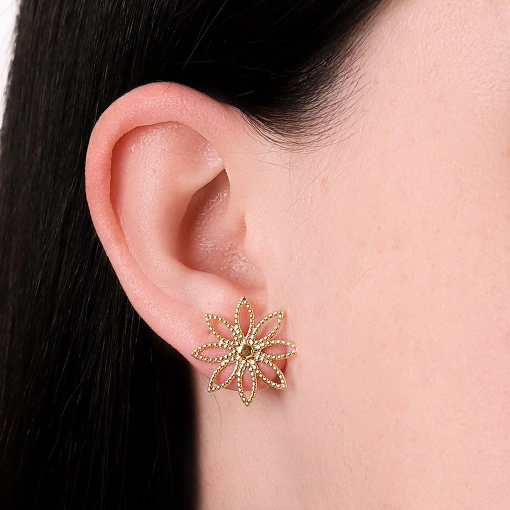 Brinco folheado design flor com delicadas pétalas vazadas