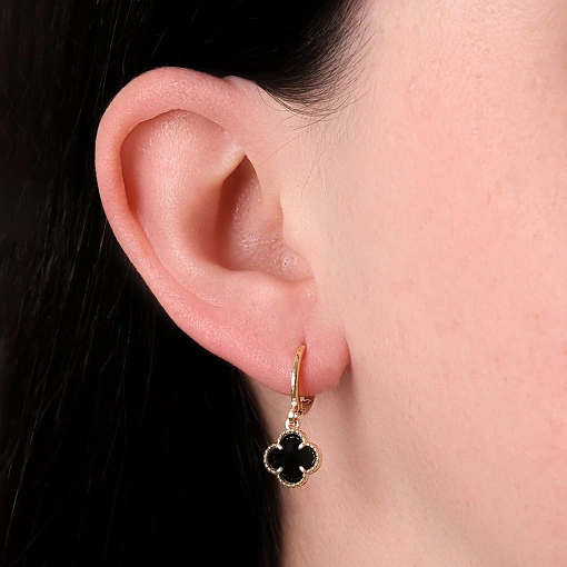 Brinco de argola folheado com pingente trevo quatro folhas