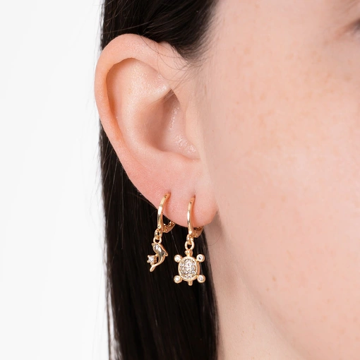 Brinco argola folheado pingente de golfinho com pequena zircônia