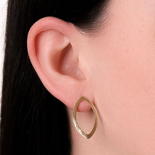 Brinco folheado formato navete e detalhe escovado