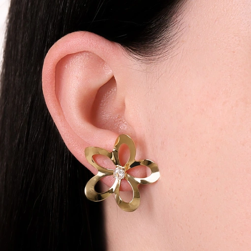 Brinco folheado formato flor pétala abaulada zircônia ao centro