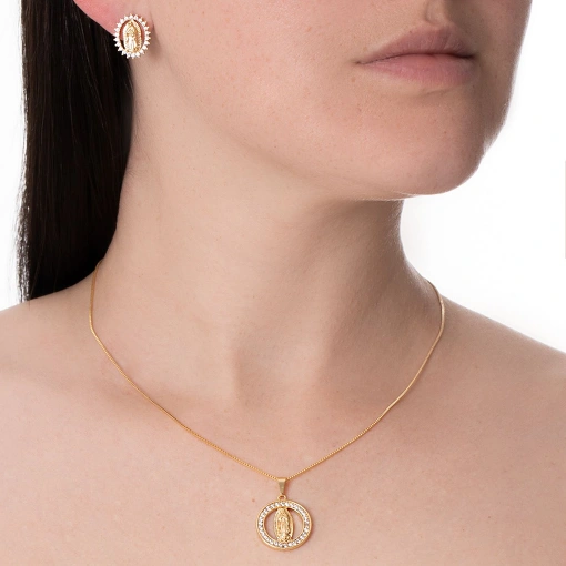 Brinco folheado com zircônias de Nossa Senhora de Guadalupe