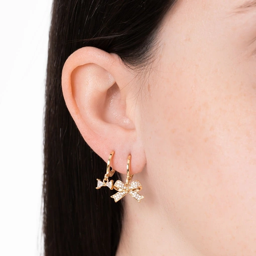 Brinco argola folheado com pingente laço cravejado com zircônias