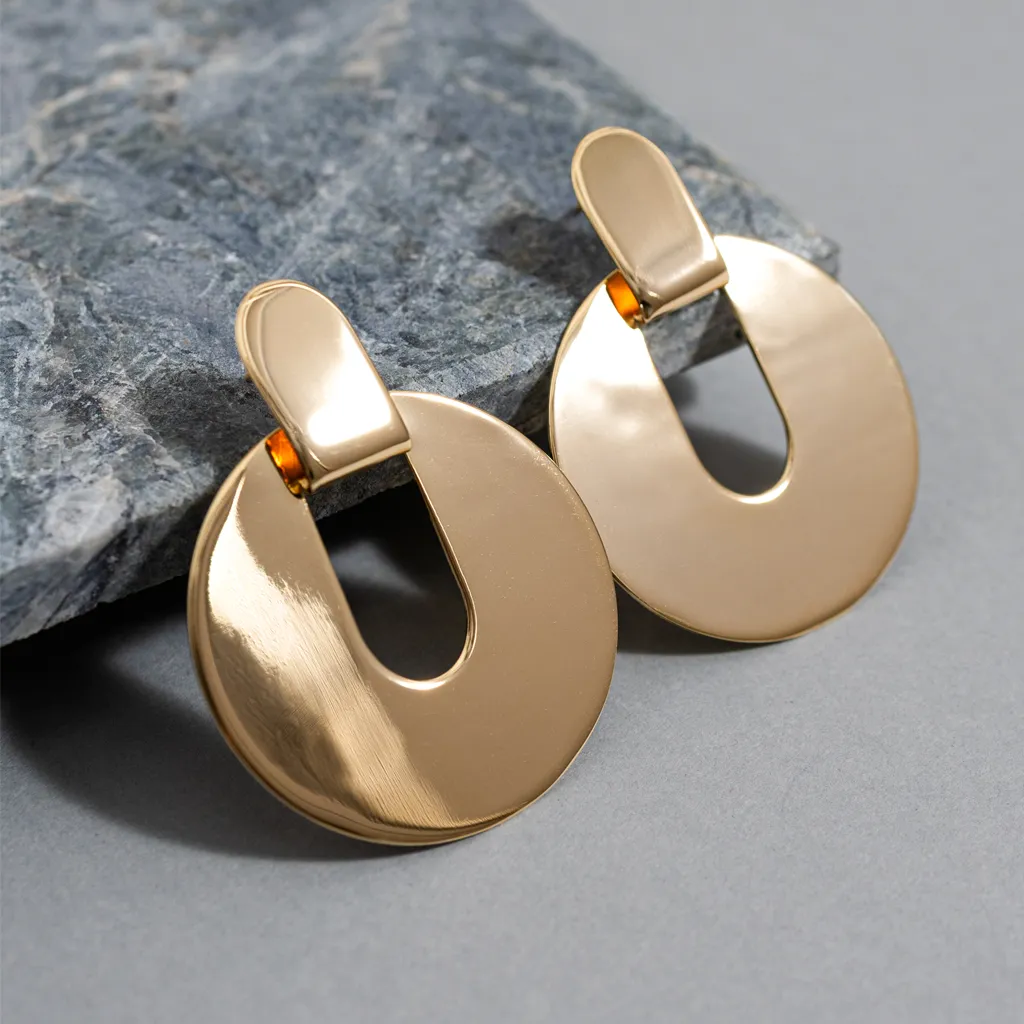 O renascimento do dourado: por que esse tom voltou ao centro das tendências nas semijoias