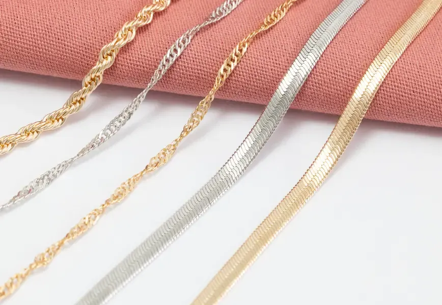 Como limpar semijoias corretamente e manter o brilho por mais tempo