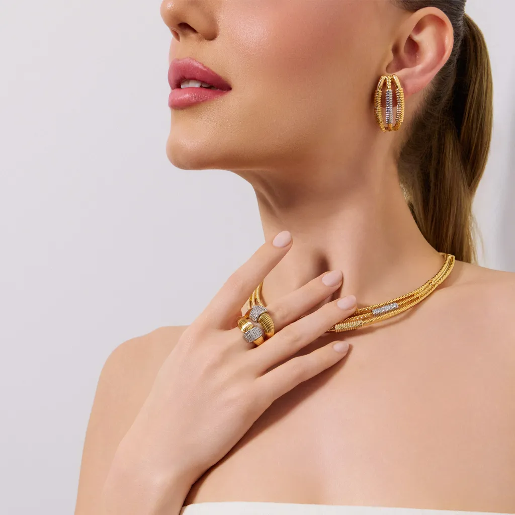 O renascimento do dourado: por que esse tom voltou ao centro das tendências nas semijoias