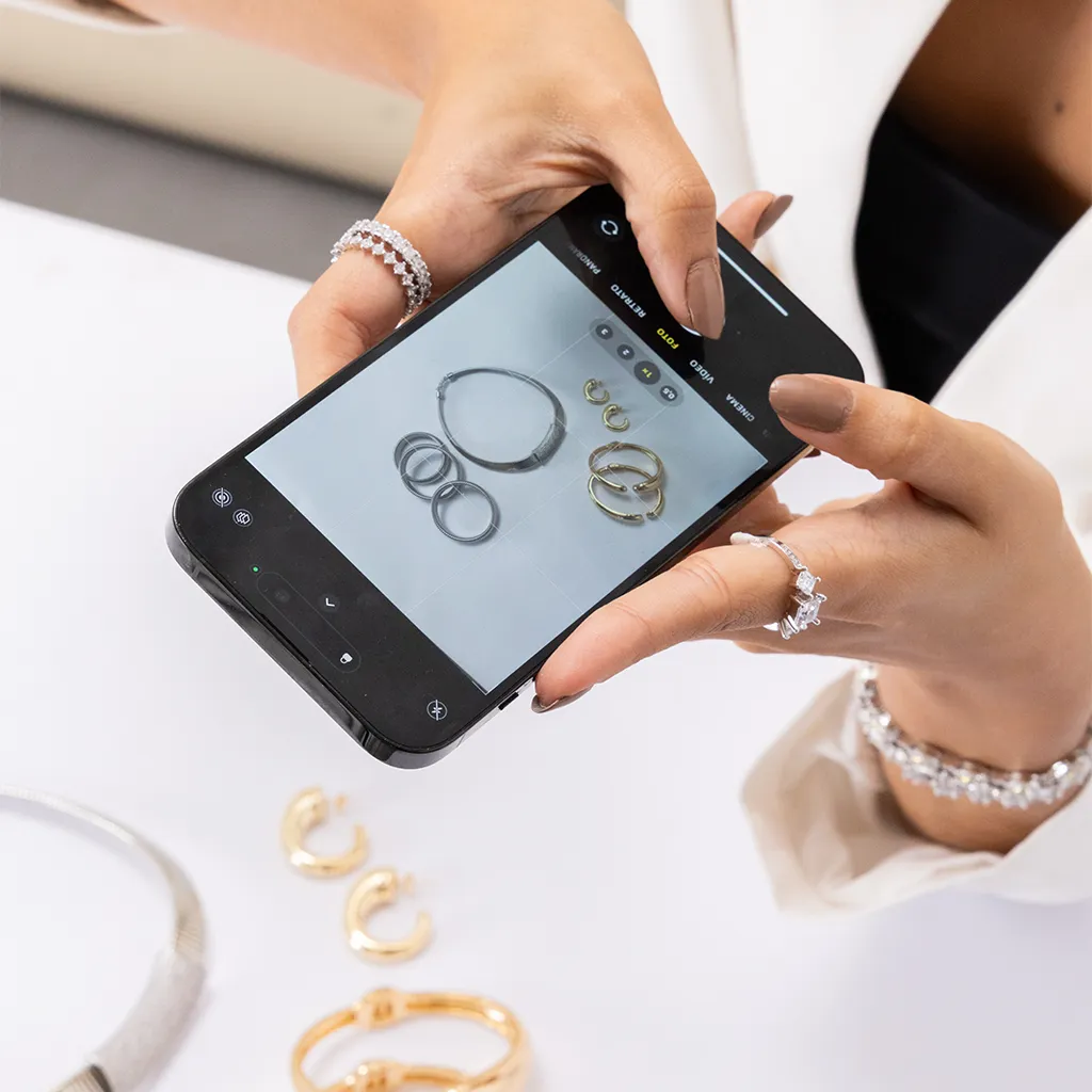 Como usar os bastidores do seu negócio de semijoias para gerar mais engajamento nas redes sociais?