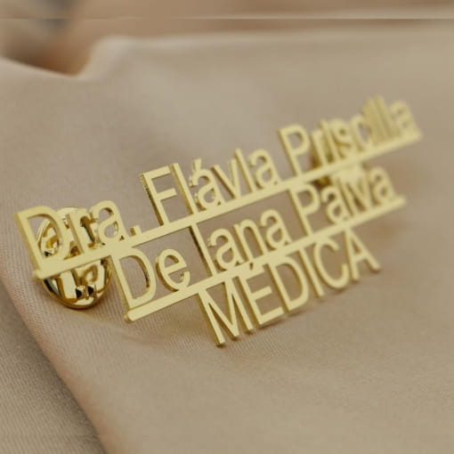 Broche letra separada triplo com sublinhado.