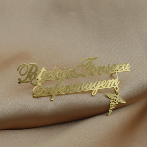 Broche fonte fina com pingente e sublinhado.