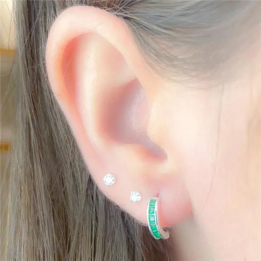 BRINCO MEIA ARGOLA BAGUETE ESMERALDA