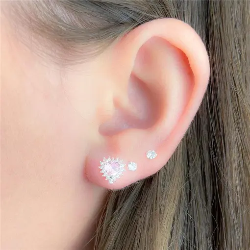 BRINCO CORAÇÃO ROSA BORDA CRAVEJADA ZIRCÔNIA