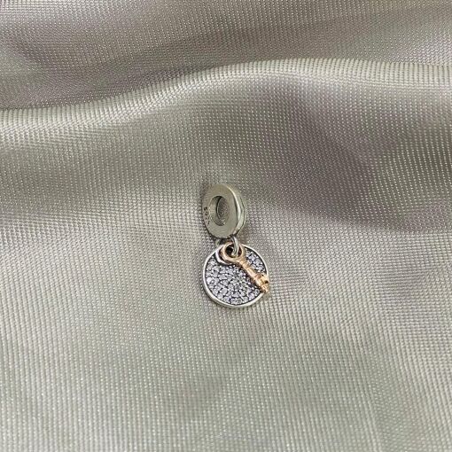 PINGENTE BERLOQUE PLACA C/ ZIRCONIA E CHAVE ROSE PRATA