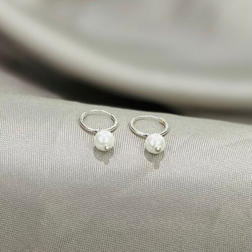 BRINCO ARGOLA LISA C/ PEROLA SHELL 6 MM