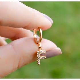 ARGOLA COM PINGENTE LETRA CRAVEJADA