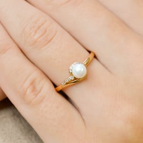ANEL CRAVEJADO COM ZIRCONIAS E PÉROLA SHELL 5MM