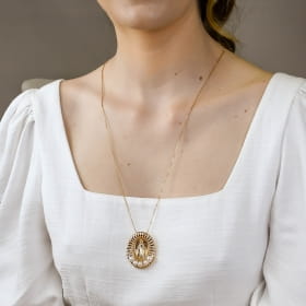 COLAR COM PINGENTE NOSSA SENHORA DAS GRAÇAS E PEROLAS NATURAIS
