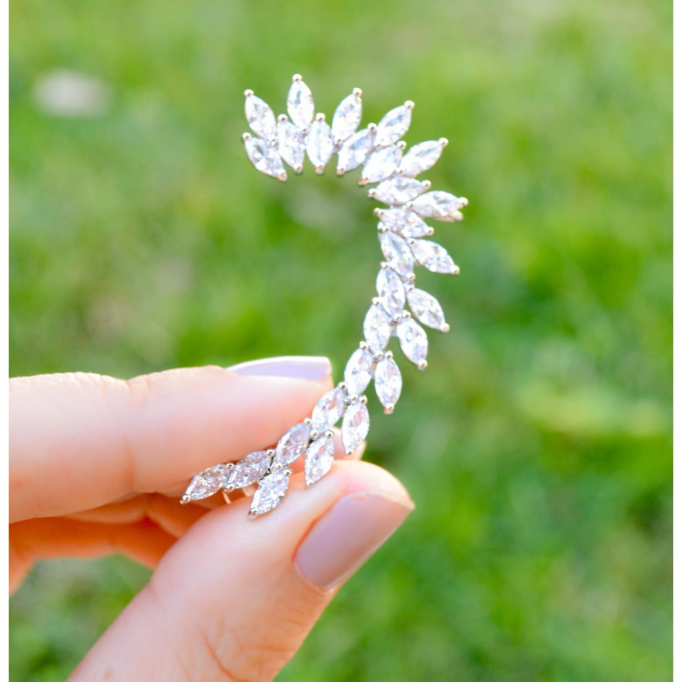 BRINCO EAR CUFF COM ZIRCÔNIAS NAVETE SOLITÁRIO