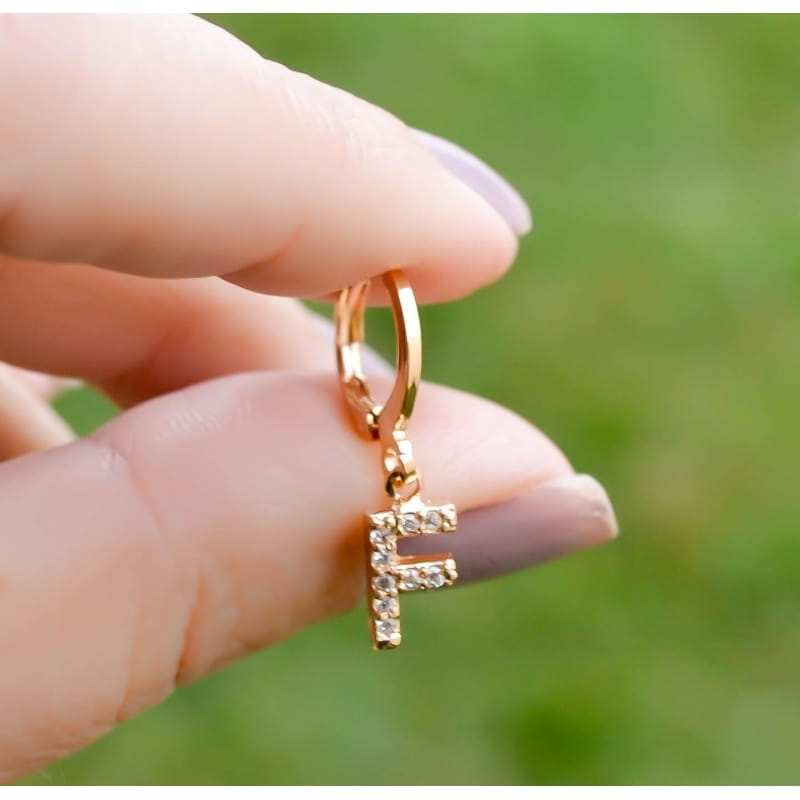 ARGOLA COM PINGENTE LETRA CRAVEJADA