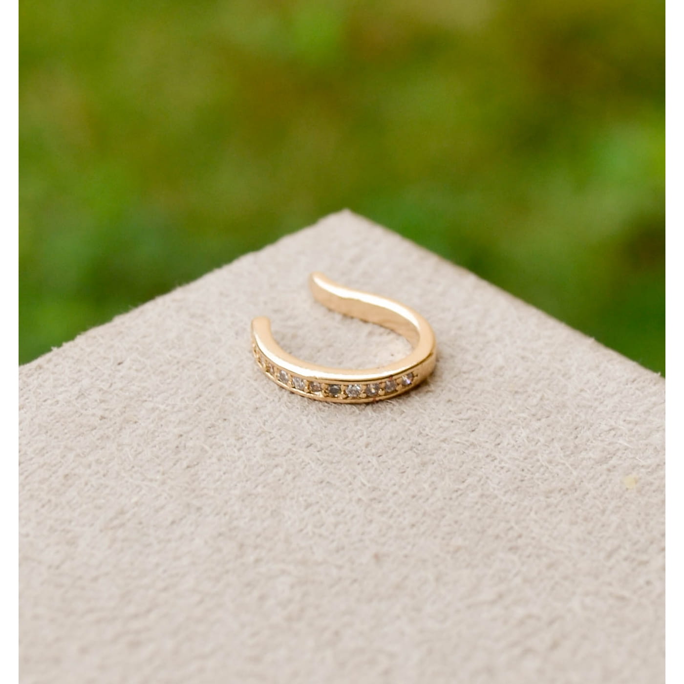 PIERCING CRAVEJADO COM ZIRCÔNIAS