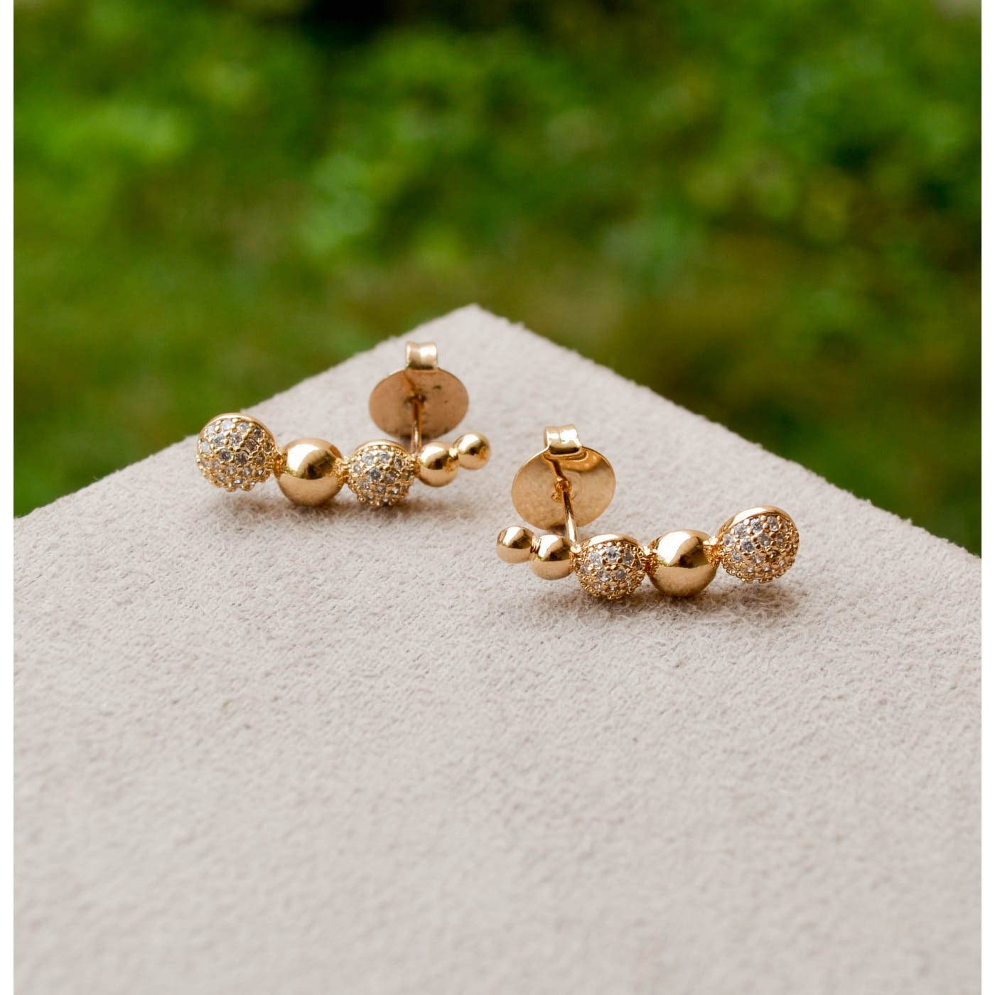 BRINCO EAR CUFF COM ESFERAS LISAS E CRAVEJADAS