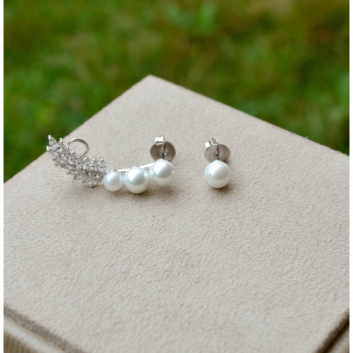 BRINCO EAR CUFF CRAVEJADO DE NAVETES E PEROLA SHELL