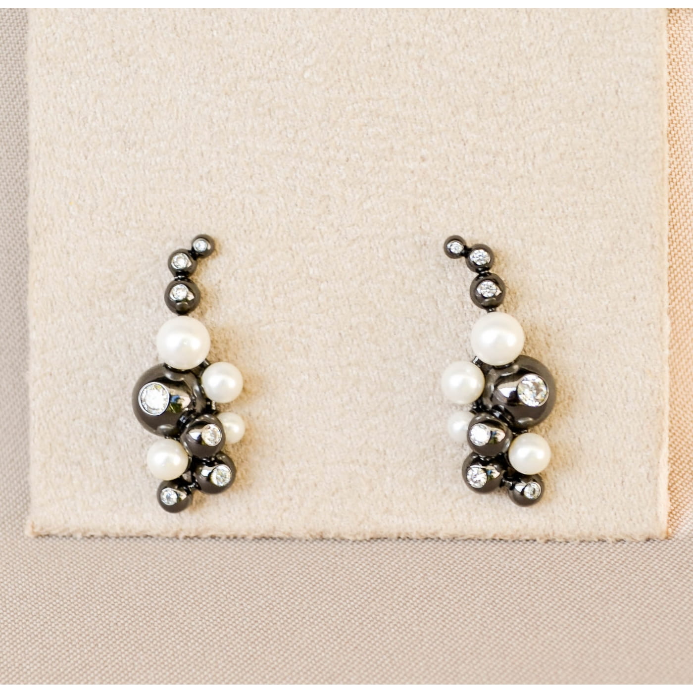 BRINCO DE ZIRCÔNIAS E PÉROLAS SHELL