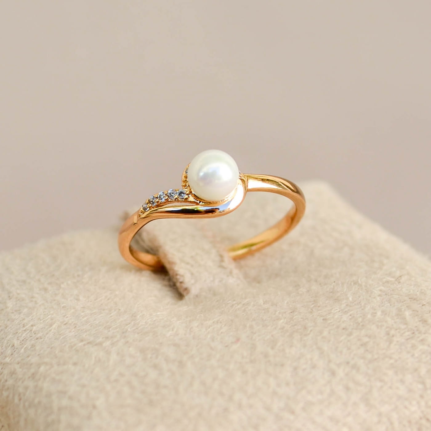 ANEL CRAVEJADO COM ZIRCONIAS E PÉROLA SHELL 5MM