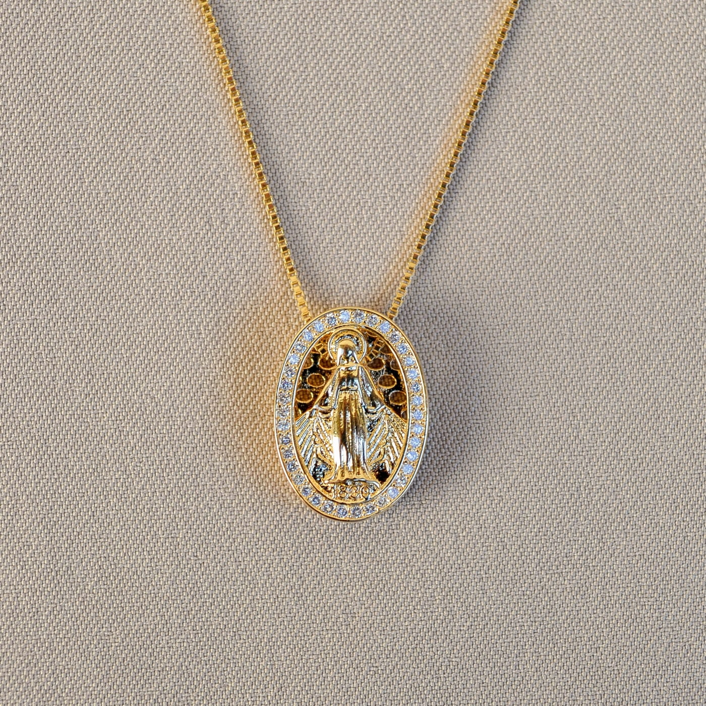 COLAR COM PINGENTE NOSSA SENHORA DAS GRAÇAS 45CM