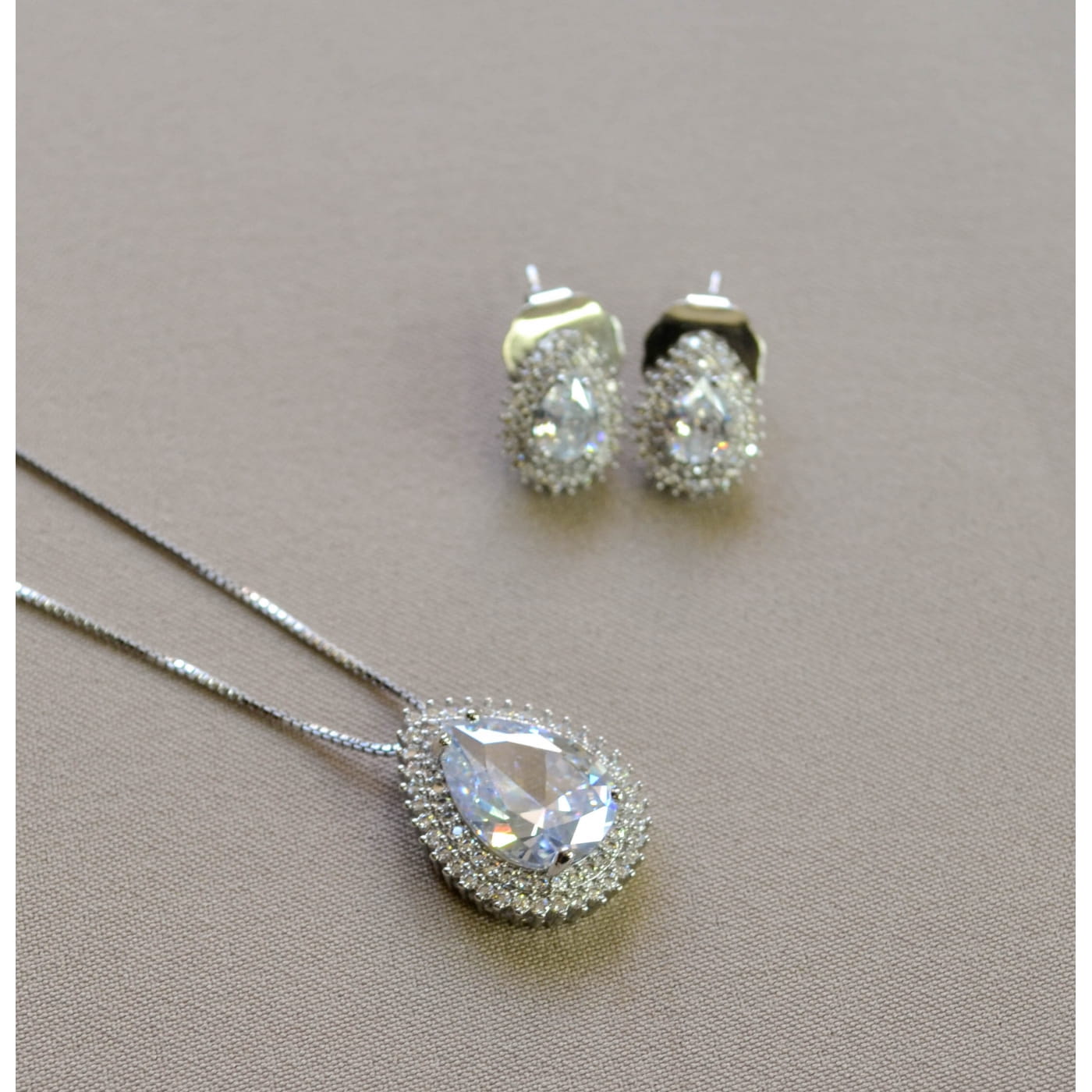 CONJUNTO GOTA CRAVEJADO COM ZIRCÔNIAS