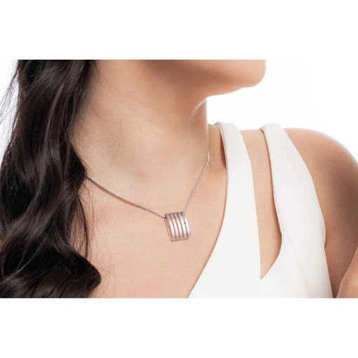 GARGANTILHA COM PINGENTE COM 5 FIOS