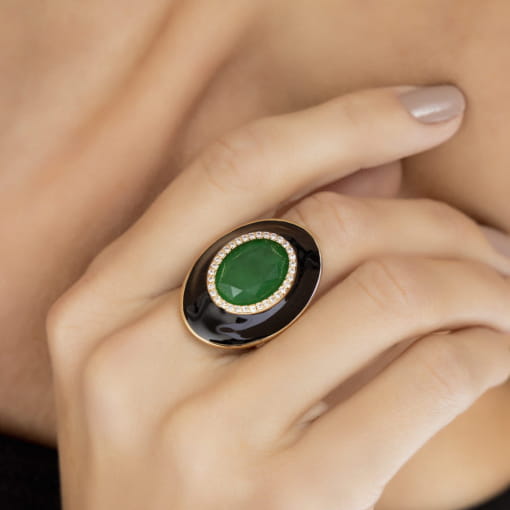 ANEL OVAL COM CRISTAL TURMALINA ESMALTADO PRETO BANHADO A OURO
