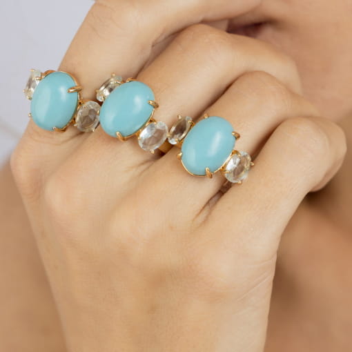 ANEL COM CABOCHÃO OVAL NA COR TURQUESA BANHADO A OURO
