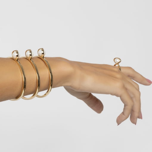 BRACELETE COM PÉROLA SHELL E CURVO BANHADO A OURO