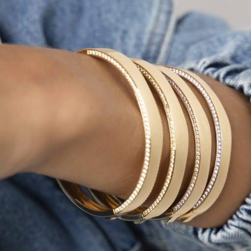 BRACELETE CURVO UMA FILEIRA COM ZIRCÔNIAS BRANCAS BANHADO A OURO