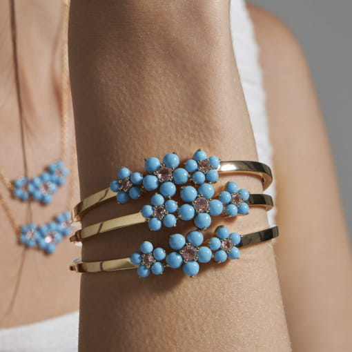 BRACELETE COM FLORES EM RESINA NA COR TURQUESA BANHADO A OURO