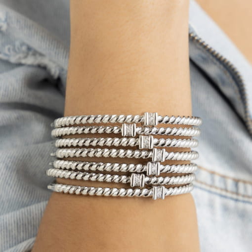 BRACELETE TRANÇADO LISO E ZIRCÔNIAS BRANCAS BANHADO A RÓDIO