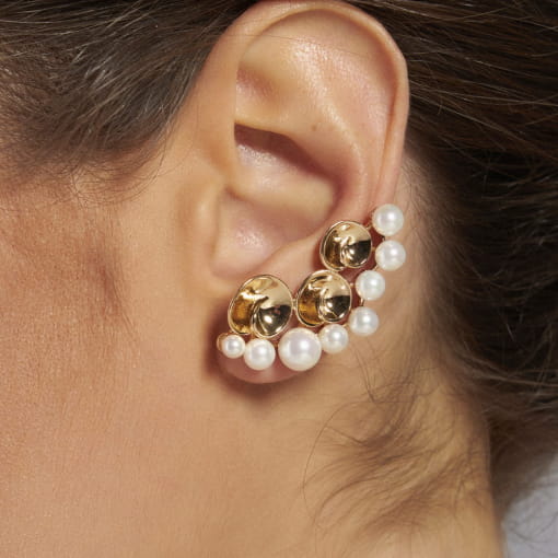 BRINCO EAR CUFF CURVO E LISO COM PÉROLA SHELL BANHADO A OURO