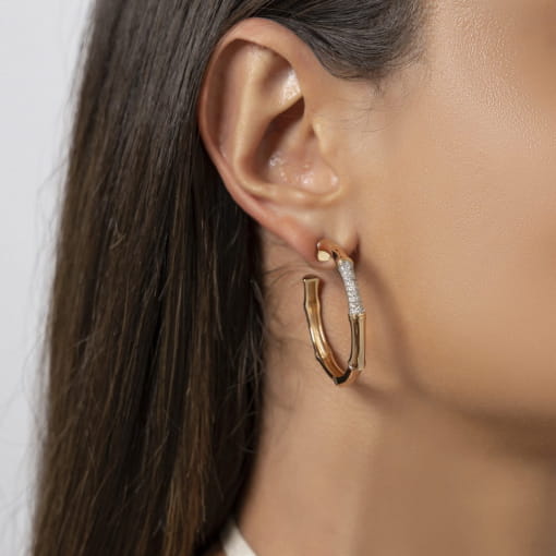 MEIA ARGOLA BAMBU COM ZIRCÔNIAS BRANCAS BANHADA A OURO
