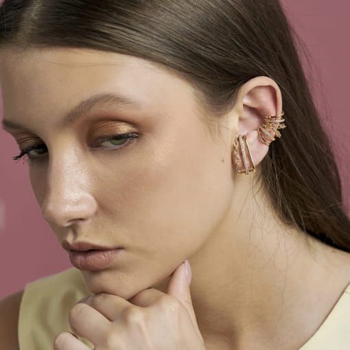 BRINCO EAR HOOK COM ELOS E ZIRCÔNIAS BRANCAS BANHADO A OURO