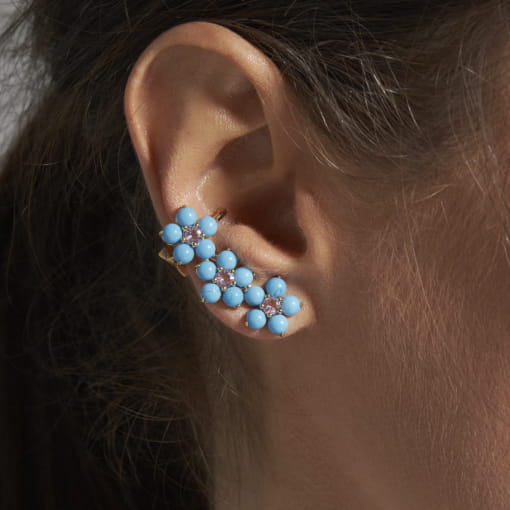 BRINCO EAR CUFF COM TRÊS FLORES TURQUESA BANHADO A OURO