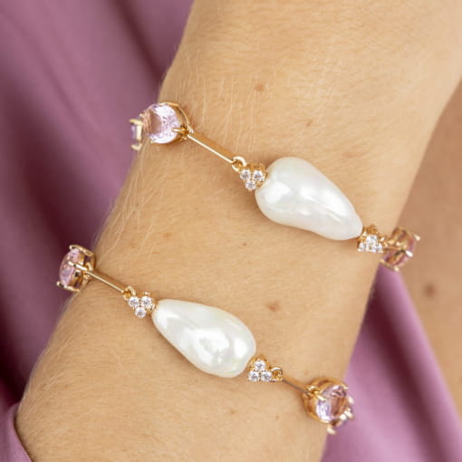 PULSEIRA COM CRISTAIS COLORIDOS E PÉROLA BARROCA BANHADA A OURO
