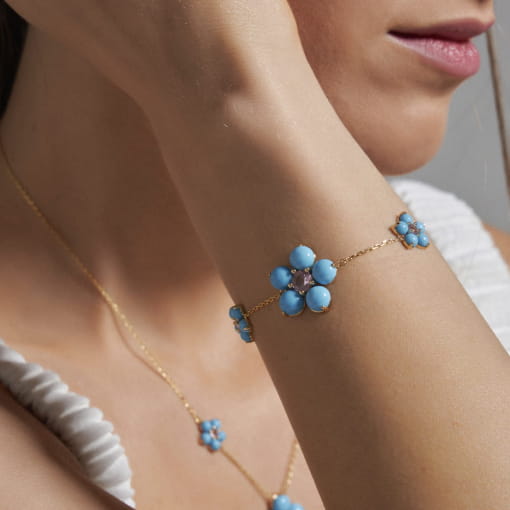 PULSEIRA COM TRÊS PINGENTES DE FLORES TURQUESA BANHADA A OURO