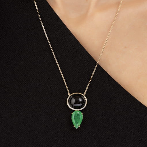 CORRENTE COM PINGENTE CRISTAL ESMERALDA BANHADA A OURO