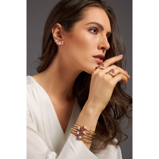 BRINCO EAR HOOK COM CRISTAIS COLORIDAS E PÉROLA BANHADO A OURO
