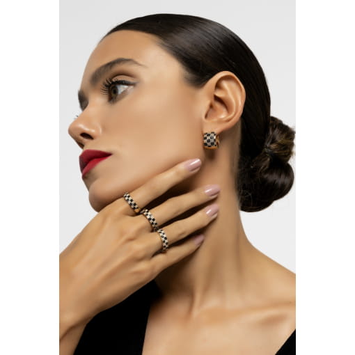 ARGOLA XADREZ COM ZIRCÔNIAS EM PRETO E BRANCO BANHADA A OURO