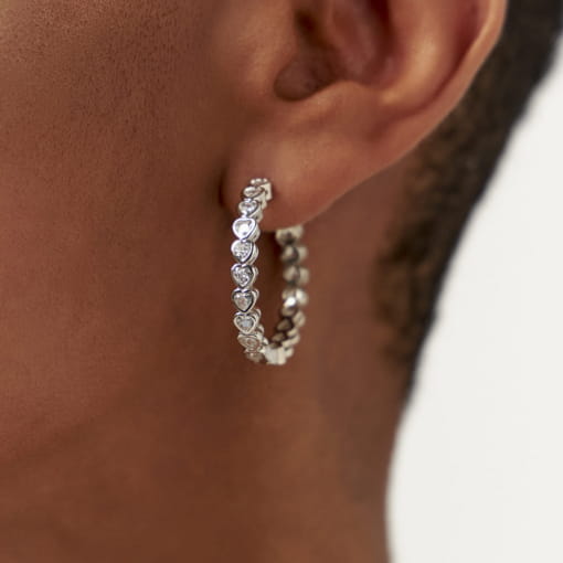 ARGOLA COM ZIRCÔNIAS DE CORAÇÕES BRANCOS BANHADA A RÓDIO