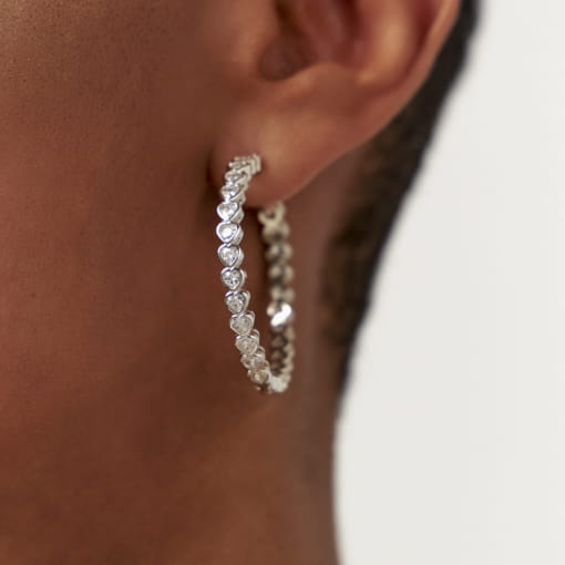 ARGOLA COM ZIRCÔNIAS DE CORAÇÕES BRANCOS BANHADA A RÓDIO